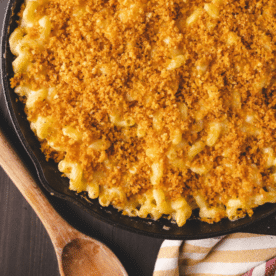 Smoked mac and cheese in a cast iron skillet.