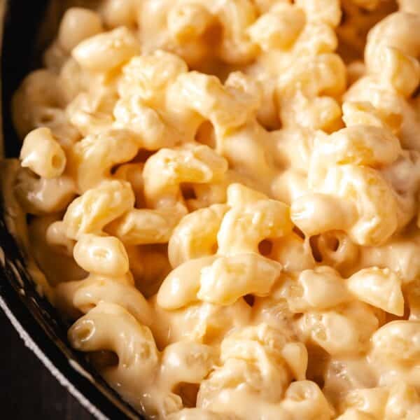 A closeup shot of a macaroni and cheese dish in a skillet.