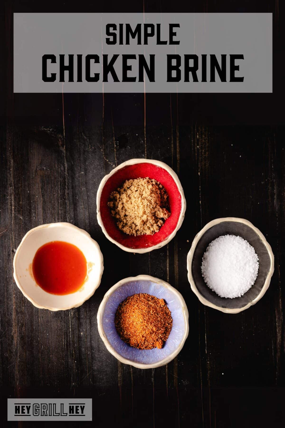A header of four bowls containing (clockwise) cane sugar, salt, barbecue and spicy sauce. The overlap of the text reads "Simple chicken brine" above, e "Hey Grill Hey" in conclusion.